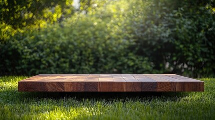 Naklejka premium Wooden Table Display in Lush Green Garden Setting