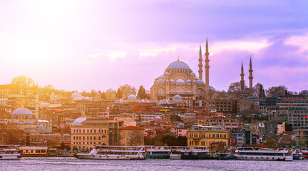 Obraz premium Istanbul's Majestic Mosques at Sunset, a Stunning View from the Bosphorus.A breathtaking panoramic view of Istanbul's skyline at sunset, featuring the iconic mosques and buildings along the Bosphorus 