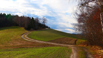 Feldweg durch die Bucklige Welt