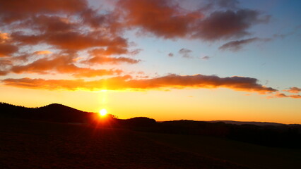 am Horizont aufgehende Sonne in der Buckligen Welt, Niederösterreich (5)