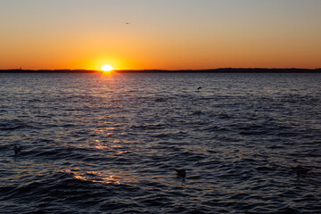Obraz premium Lake Garda: fiery sunset on the mountains from Lazise.
