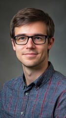 Obraz premium A portrait of a smiling scientist wearing glasses, exuding confidence and professionalism. Ideal for themes of research, innovation, and education in the scientific field.