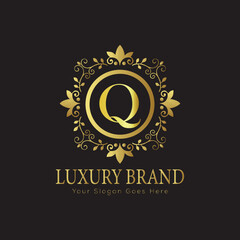 Naklejka premium Letter Luxury brand logo design with a royal gold crown emblem and elegant typography