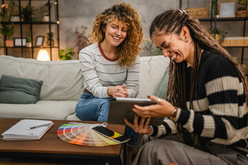 female architect help to her client to choice color for wall