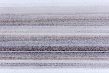 Ślady opon na zaśnieżonej drodze