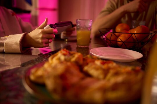 Enjoy an exciting gaming session with a handheld console full of thrills and adventures