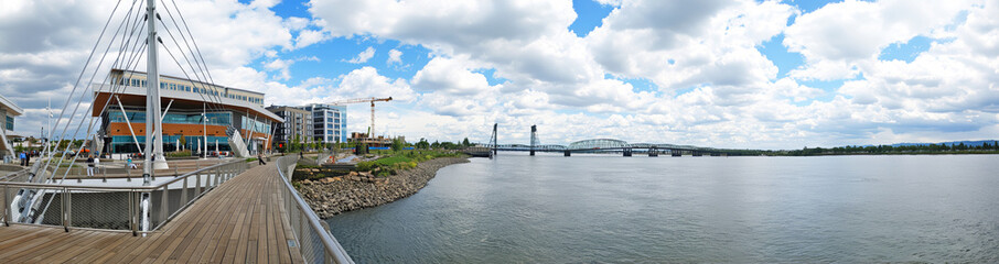 Obraz premium Vancouver, Wa waterfront, Grant Street Pier and looking South at the I-5 bridge over the Columbia river