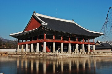 Fototapeta premium gyeonghoeru reflected on the lake with blue sky