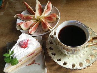 Cup of coffee and cake / いちごのショートケーキとブラックコーヒーのカフェセット