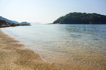 島々が見える穏やかな海岸風景