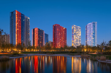 Naklejka premium A city skyline with a large body of water in the foreground