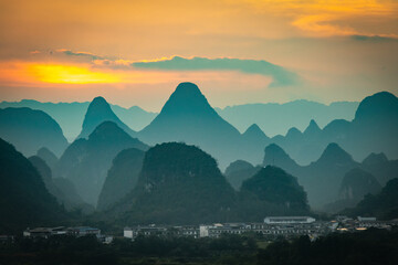 Obraz premium karst formations of yangshuo, guilin, yangshuo, china, sunset