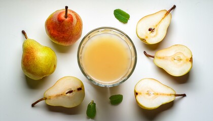 Fresh pear juice with whole and sliced pears.