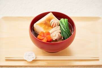 伝統的な関東風お雑煮 – 角餅と清汁を使った具だくさんの美味しそうなお雑煮