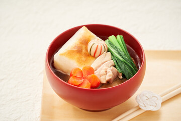 伝統的な関東風お雑煮 – 角餅と清汁を使った具だくさんの美味しそうなお雑煮