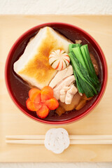 伝統的な関東風お雑煮 – 角餅と清汁を使った具だくさんの美味しそうなお雑煮