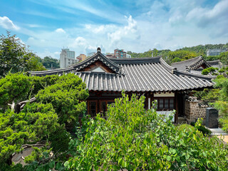 Fototapeta premium Beautiful traditional Korean wooden architecture, showcasing the elegance of Hanok style buildings.