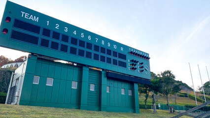 緑が映える野球場のスコアボード