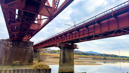 菊池川を渡る赤い鉄道橋