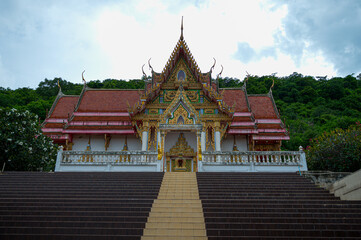 Fototapeta premium Beautiful Wat Tham Khao Khiao temple in Saraburi, Thailand under a cloudy sky on October 07, 2023