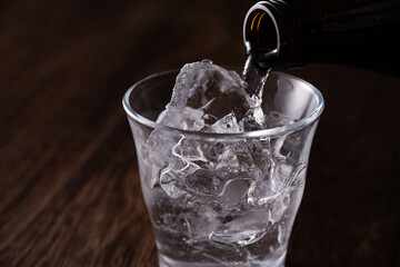 グラスに焼酎を注ぐ
