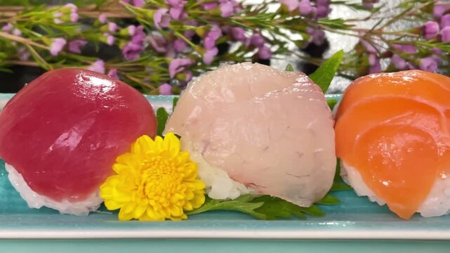 日本の伝統料理　新鮮な魚で握った手毬寿司の盛合わせ