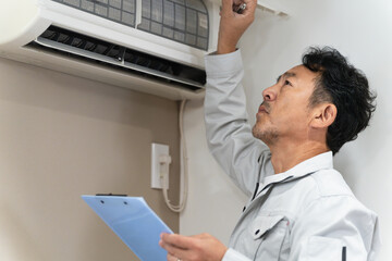 エアコンの点検をする業者　ライフスタイルイメージ