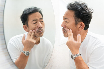 スキンケアをするミドル男性　ビューティーイメージ