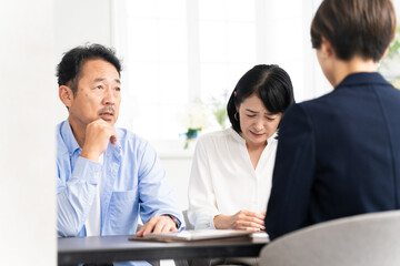 熟年夫婦と保険外交員　ビジネスイメージ