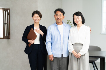 熟年夫婦と保険外交員　ビジネスイメージ