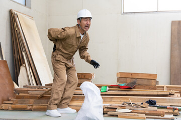 建設現場で働くミドル男性　