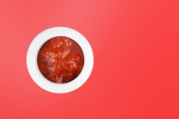 3d Ketchup sauce icon. Fast food sauce concept. Minimal Cartoon Ketchup Tomato Ramekin sauce red bottle packaging mockup food product icon creative isolated on transparent background. PNG. 3d render.