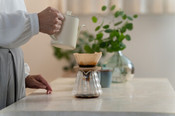 ミドル男性さんにコーヒーを淹れるミドル女性　ライフスタイルイメージ