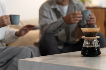 マグカップで飲み物を飲むミドル夫婦　ライフスタイルイメージ