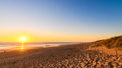 Obraz premium Port Noarlunga beach with people at sunset, South Australia 
