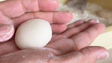 日本の伝統行事　つきたての餅を丸めて作る正月の鏡餅