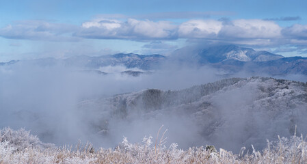 雲海と積雪した山々の風景
