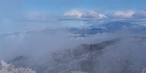 雲海と積雪した山々の風景