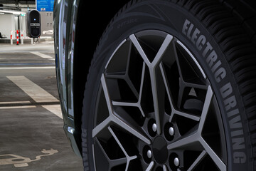 Tire dedicated to driving an electric car on the wheel of a car