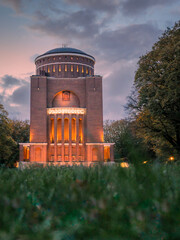 Das Planetarium in Hamburg am Abend beleuchtet, tiefe Aufnahme, Gras im Vordergrund, vertikal