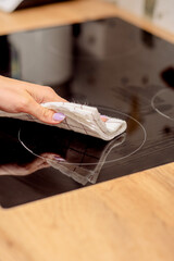 Cleaning the induction hob with detergent and sponges