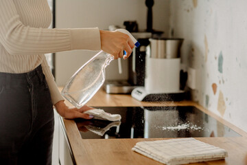 Cleaning the induction hob with detergent and sponges
