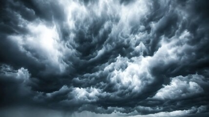 Obraz premium Dramatic dark storm clouds fill the sky, creating a moody atmosphere.