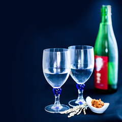 日本酒 純米大吟醸 薫酒 冷酒 を ワイングラス で 乾杯 【 お酒 を 楽しむ イメージ 】