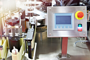 Machine for filling liquids in plastic tubes