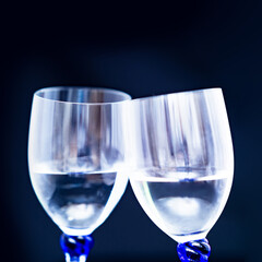 ワイングラス で 乾杯 【 お酒 を 楽しむ イメージ 】