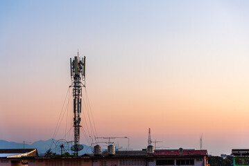 Obraz premium Cell site, cellular network 5G antenna on the building roof.