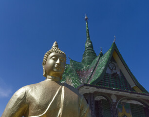 Fototapeta premium Temple au million de bouteilles , Wat Pa Maha Chedi Kaew, Sisaket, Thailande