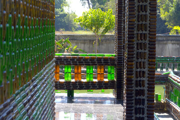 Temple au million de bouteilles , Wat Pa Maha Chedi Kaew, Sisaket, Thailande