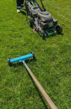 Hand scarifier for lawn in action